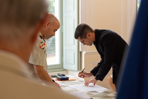 Le 9 septembre 2022 à 9h00, les personnels du CIRFA de la Défense ont organisé une cérémonie de signature de contrat emblématique des Engagés Volontaires de l’armée de Terre (EVAT), des Volontaires de l’armée de Terre (VDAT), et des Officiers Sous Contrat (OSC) recrutés dans le département des Hauts-de-Seine (92) à la mairie de Châtillon(92), en présence de Madame Nadège AZZAZ, maire de la ville de Châtillon et du lieutenant-colonel MEUNIER, délégué militaire départemental.Cette cérémonie , pour les Engagés Volontaires de l’armée de Terre (EVAT), Volontaires de l’armée de Terre (VDAT), et des Officiers Sous Contrat (OSC) recrutés dans le département des Hauts-de-Seine (92) sur le plan de recrutement de septembre 2022.