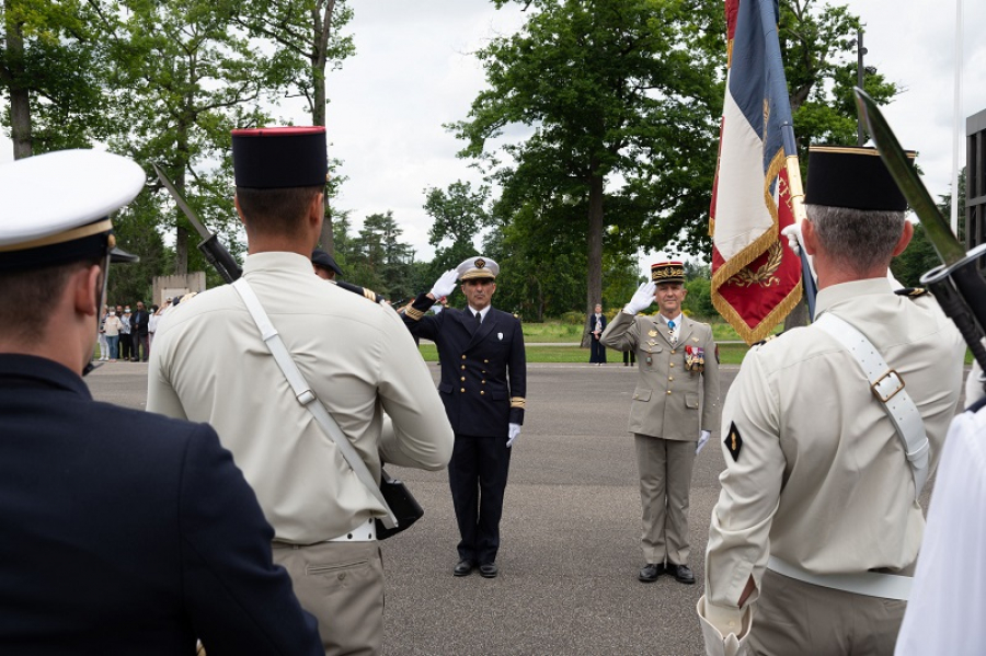 Le général de division Baldi, commandant de la formation de l’armée de Terre, et le commissaire en chef Piccirillo, commandant du Centre national des sports de la défense, lors de la cérémonie du 9 juillet.