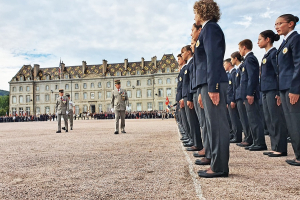 Tenue, cérémonies, corniche… comprendre ces traditions qui accompagnent les élèves des lycées militaires