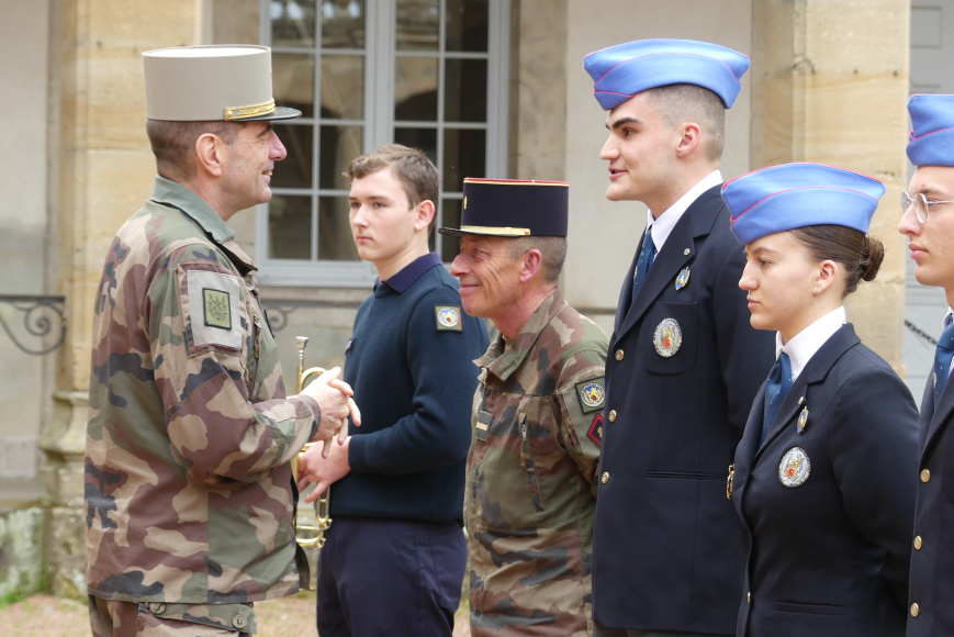 Piquet d&#039;honneur avec les élèves des classes préparatoires