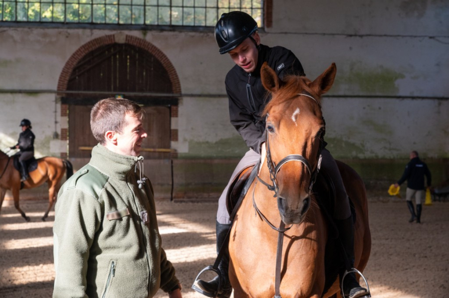 Quand nos blessés murmurent à l’oreille des chevaux : les bienfaits de l’équitation adaptée