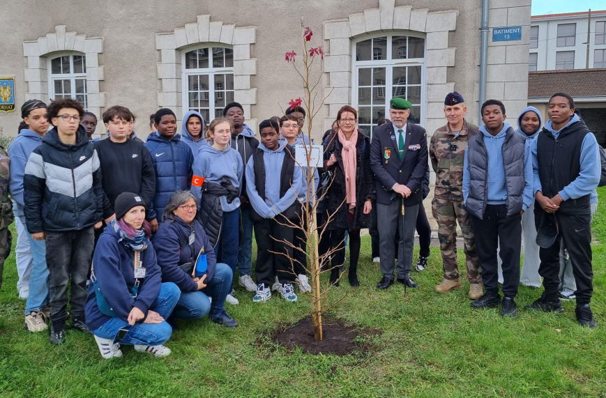 Des élèves d’une classe de Défense ont planté un &quot;arbre de la Libération&quot; au sein de la Caserne Baraguey d’Hilliers