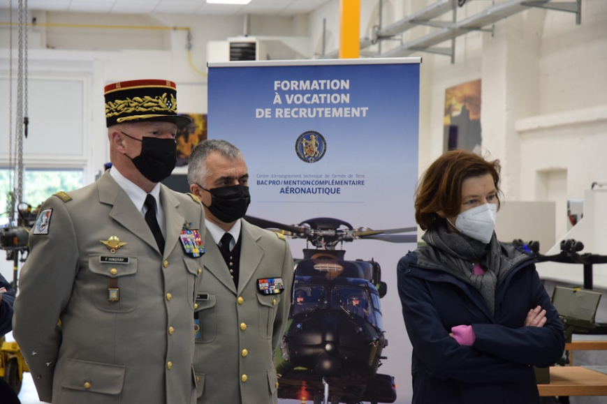 La ministre des Armées en visite au CETAT accompagnée par le directeur des ressources humaines de l’armée de Terre et le commandant des écoles militaires de Bourges